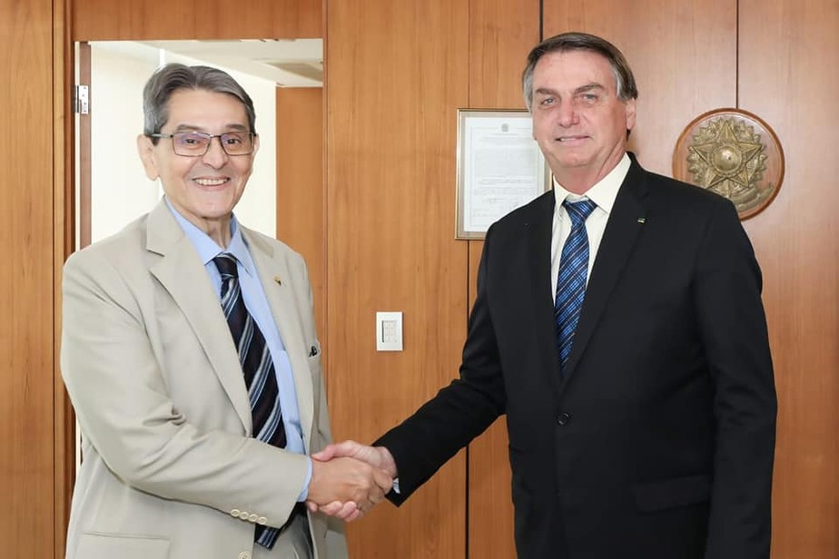 O deputado Roberto Jefferson (PTB) e o presidente Jair Bolsonaro, à época sem partido: negociação de filiação mirava as eleições deste ano