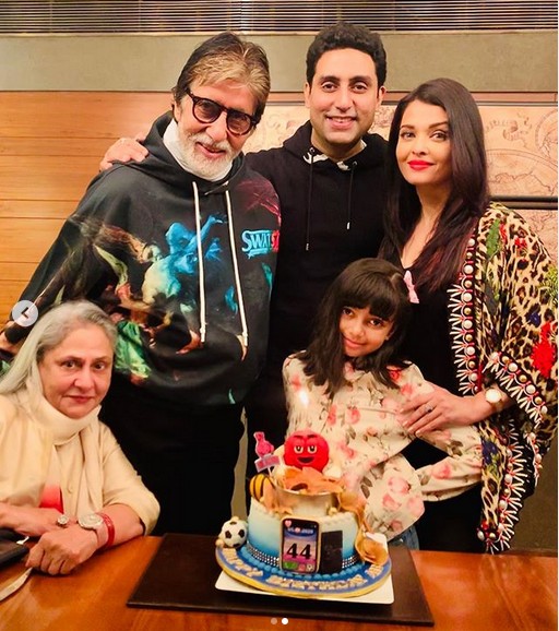 O ator Amitabh Bachchan com a esposa Jaya Bachchan, o filho Abhishek Bachchan, a nora Aishwarya Rai Bachchan e a neta (Foto: Instagram)
