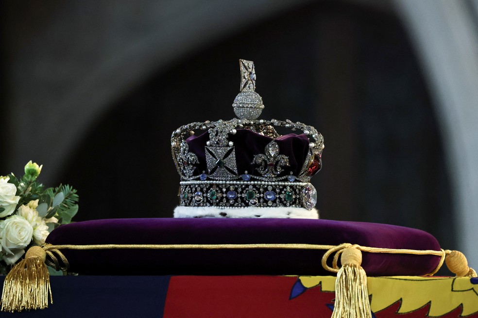 Coroa é colocada sobre o caixão da rainha Elizabeth II — Foto: Reuters