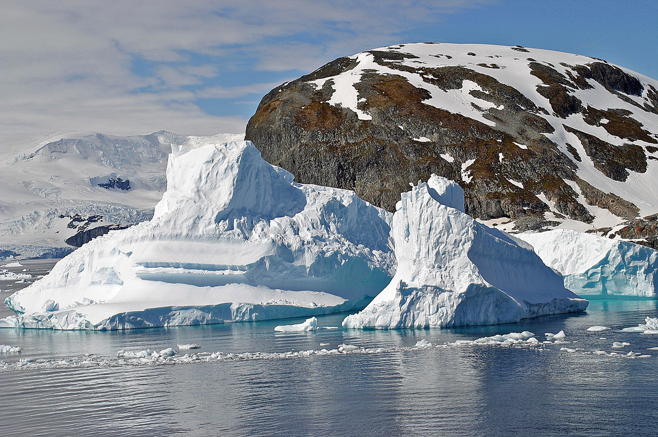 Icebergs no Estreito de Gerlache na Península Antártica (Foto: Wikimedia Commons )