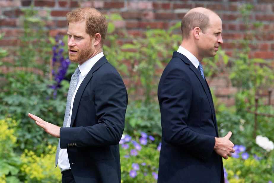 O príncipe William da Grã-Bretanha, duque de Cambridge, e o príncipe Harry da Grã-Bretanha, duque de Sussex, chegam para a inauguração de uma estátua de sua mãe, a Princesa Diana no The Sunken Garden, no Palácio de Kensington, LondresAFP