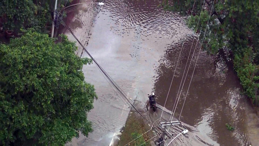 Alagamento na Estrada da Liga&ccedil;&atilde;o, na Taquara &mdash; Foto: Reprodu&ccedil;&atilde;o/TV Globo