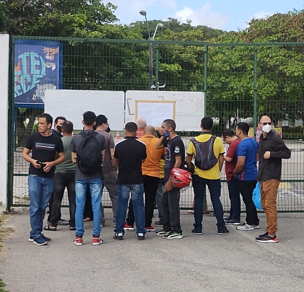 Candidatos voltaram da portão do Campus da Uece no Itaperi, um dos locais de testes no dia 12 de junho — Foto: Gioras Xerez/g1