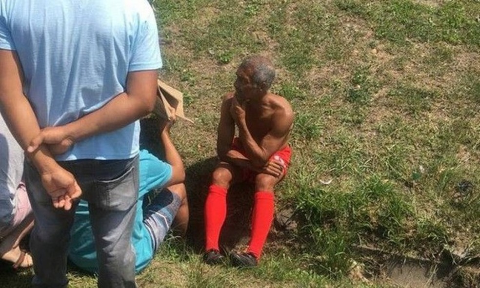 Romário aguarda em acostamento na Barra após acidente — Foto: Reprodução/Twitter