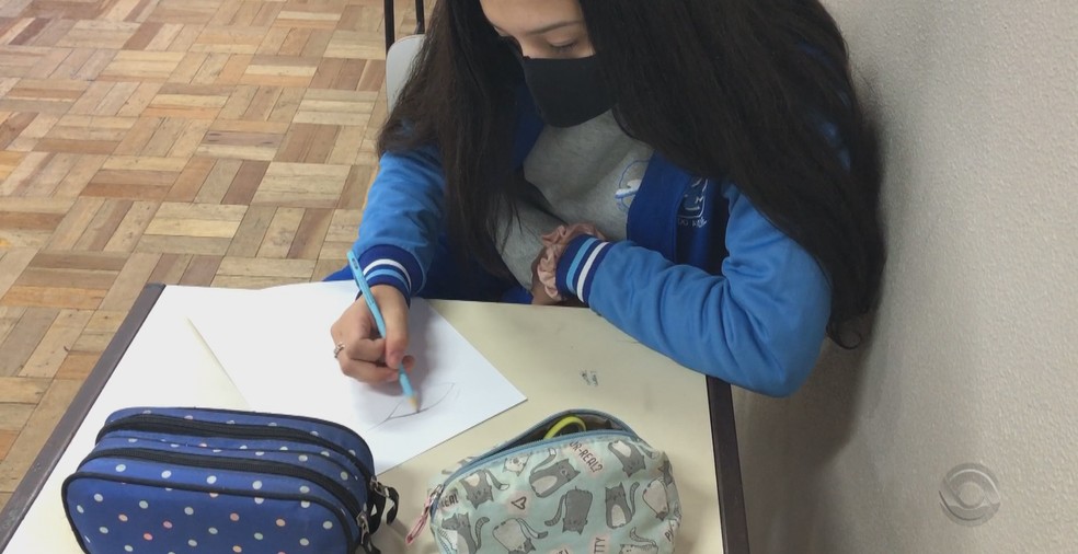 Aluna usa máscara em escola pública de Bento Gonçalves (RS) — Foto: Reprodução/RBS TV