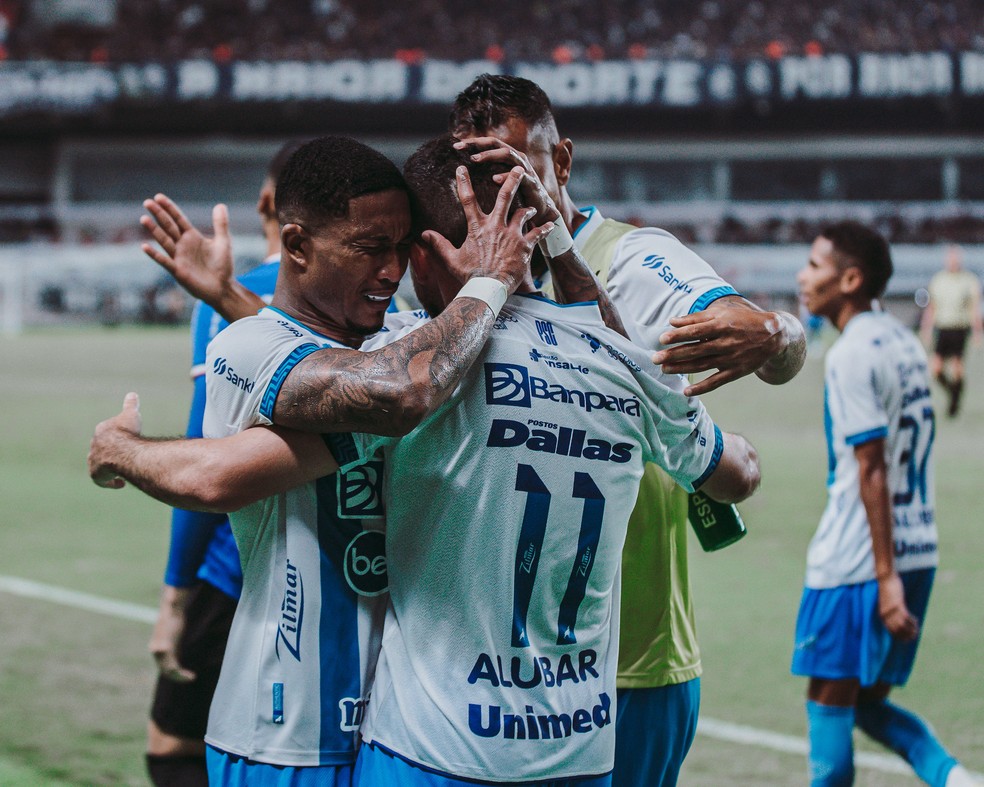 Mário Sérgio abraça Fernando Gabriel após gol de empate — Foto: John Wesley/Paysandu