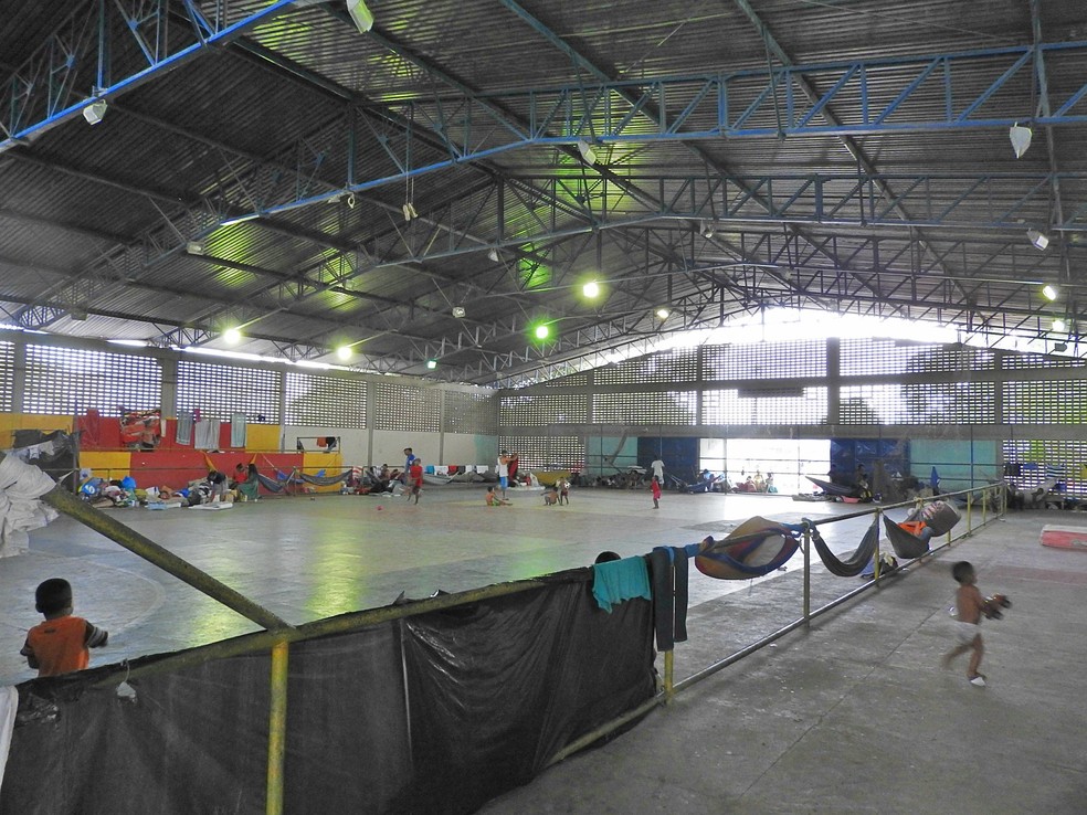 Abrigo funciona dentro de ginásio poliesportivo na zona Oeste de Boa Vista (Foto: Jackson Félix/G1 RR)