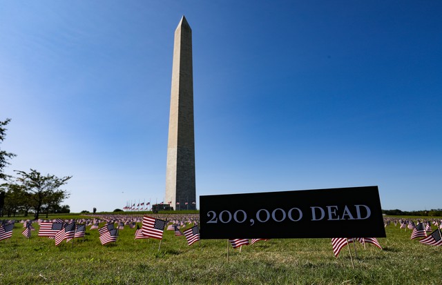 WASHINGTON, USA - SEPTEMBER 22: American flags placed on the National Mall by the Covid Memorial Project to represent the 200,000 Americans that have lost their lives due to the coronavirus (COVID-19) pandemic, in Washington, DC, USA on September 22, 2020 (Foto: Anadolu Agency via Getty Images)
