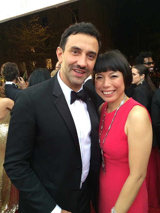 Riccardo Tisci and Editor-in-Chief of Vogue China, Angelica Cheung wearing a Jason Wu dress and a Cindy Chao necklace. (Foto:    )