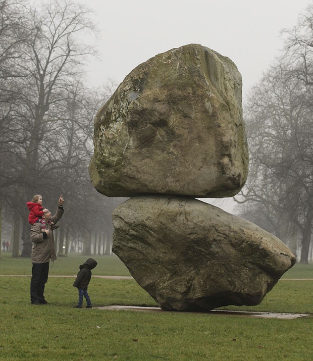 Obra que mostra uma rocha em cima de outra rocha virou atração no Hyde Park (Foto: Yui Mok/PA/AP)