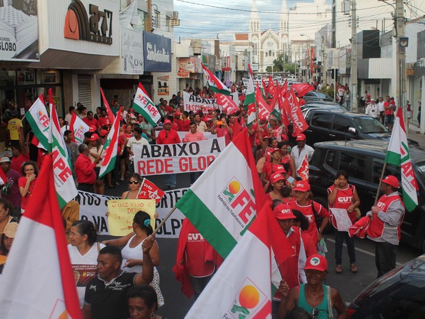 Manifestantes tomam a Avenida Souza Filho em Petrolina, PE (Foto: Juliane Peixinho / G1)