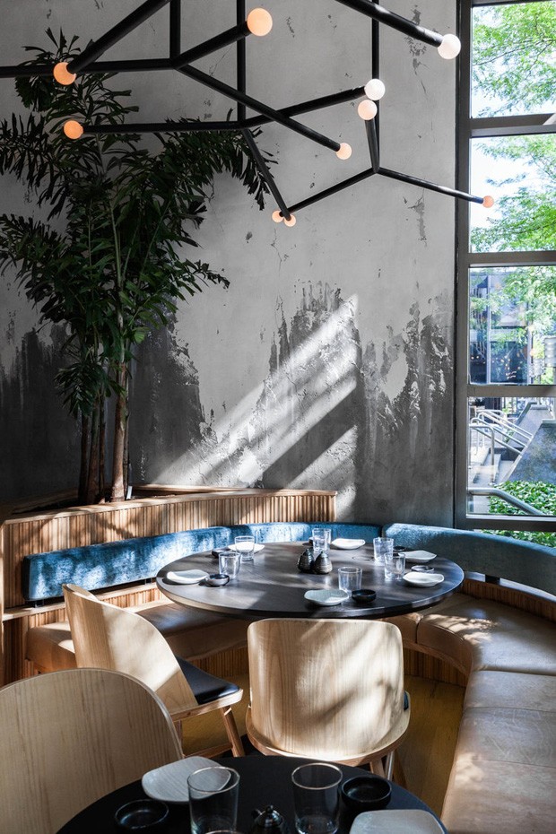 Restaurante japonês em Montreal aposta no uso de materiais naturais (Foto: Divulgação)