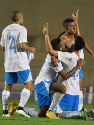 Rômulo comemora gol do Avaí contra o Goiás (Foto: André Costa/Agência Estado)