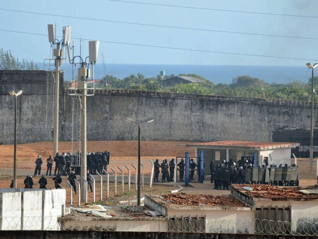Tropa de Choque da PM do Rio Grande do Norte entra na penitenciária estadual de Alcaçuz, na Grande Natal (Foto: Fred Carvalho/G1)