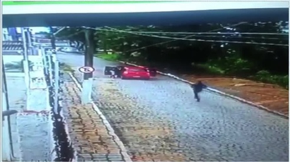 CÃ¢mera de seguranÃ§a flagrou momento em que empresÃ¡rio sofre sequestro relÃ¢mpago em MaceiÃ³ â Foto: ReproduÃ§Ã£o/TV Gazeta