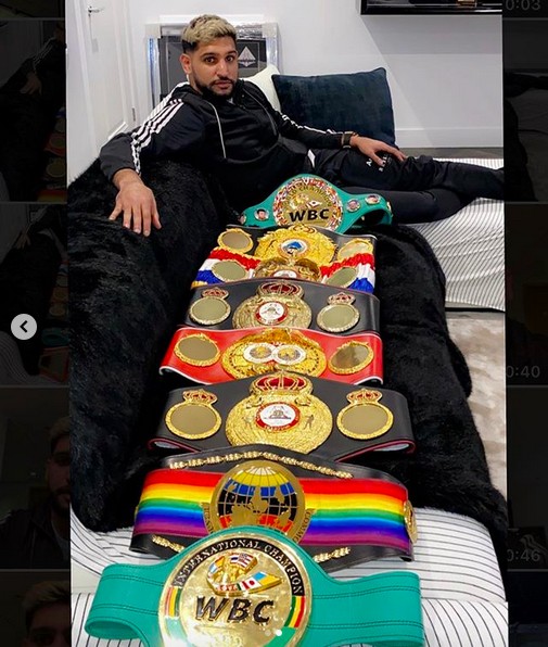 O boxeador inglês Amir Khan com seus cinturões (Foto: Instagram)