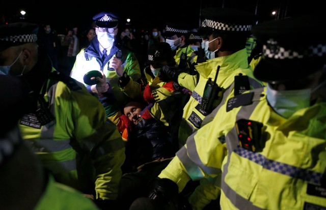 LONDON, ENGLAND - MARCH 13: A member of public is arrested during a vigil for Sarah Everard on Clapham Common on March 13, 2021 in London, United Kingdom. Vigils are being held across the United Kingdom in memory of Sarah Everard. Yesterday, the Police co (Foto: Getty Images)