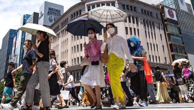 Em meio à onda de calor, moradores de Tóquio são orientados a apagar luzes desnecessárias, mas continuar usando ar-condicionado para evitar insolação (Foto: GETTY IMAGES via BBC)