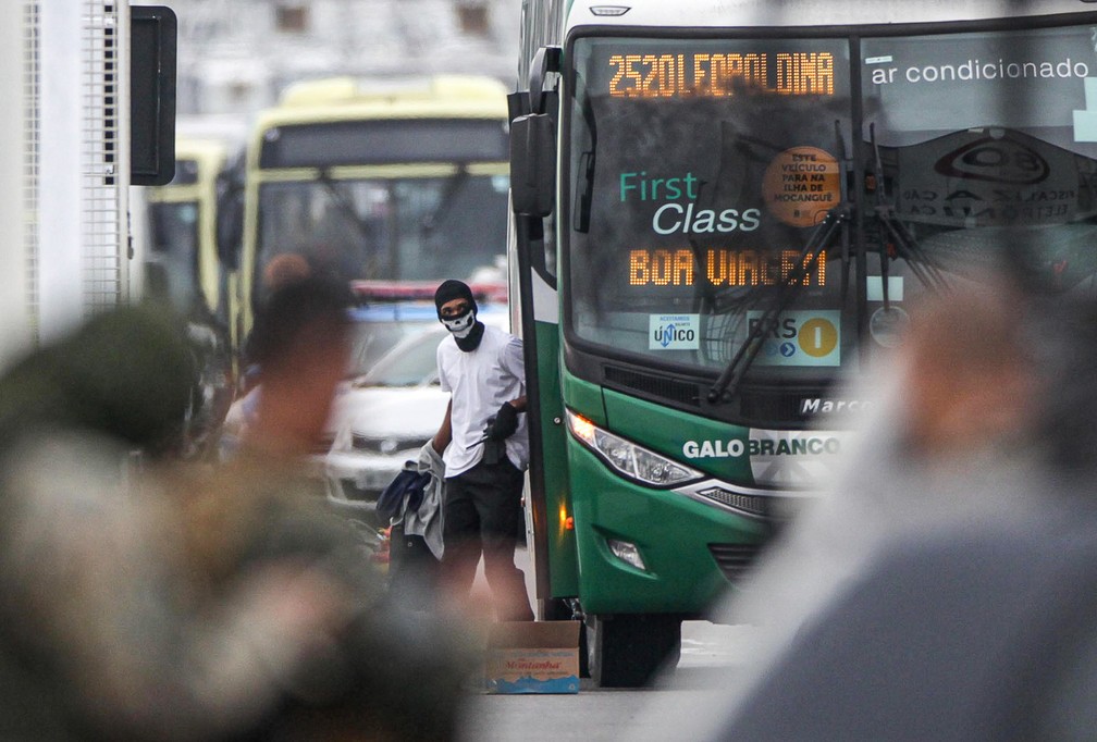 20 de agosto - O sequestrador do ônibus da viação Galo Branco é visto na ponte Rio-Niterói com o rosto coberto por uma máscara. Ele foi morto por um atirador da polícia depois de 3 horas e meia de cerco do sequestro na ponte. Willian Augusto da Silva tinha uma arma de brinquedo e ameaçava incendiar o coletivo — Foto: Ricardo Cassiano/Agência O Dia/Estadão Conteúdo