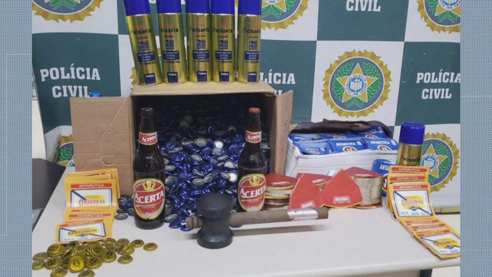 Polícia prende 12 pessoas em galpão usado para falsificar cerveja emn Queimados, na Baixada Fluminense — Foto: Reprodução/ TV Globo