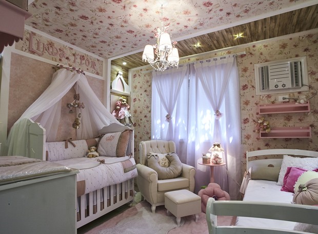 Com linhas arredondadas, a cama babá escolhida por Roberta é a modelo Vitória. Assim como os móveis, o enxoval e as letras que formam o nome da bebê estão à venda na Grão de Gente (Foto: Divulgação)