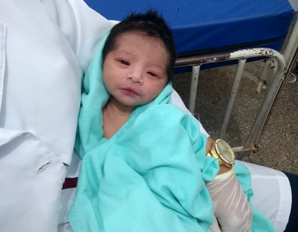 Recém-nascida foi levada para o Hospital de Água Boa logo após ser resgatada (Foto: Polícia Militar de MT)