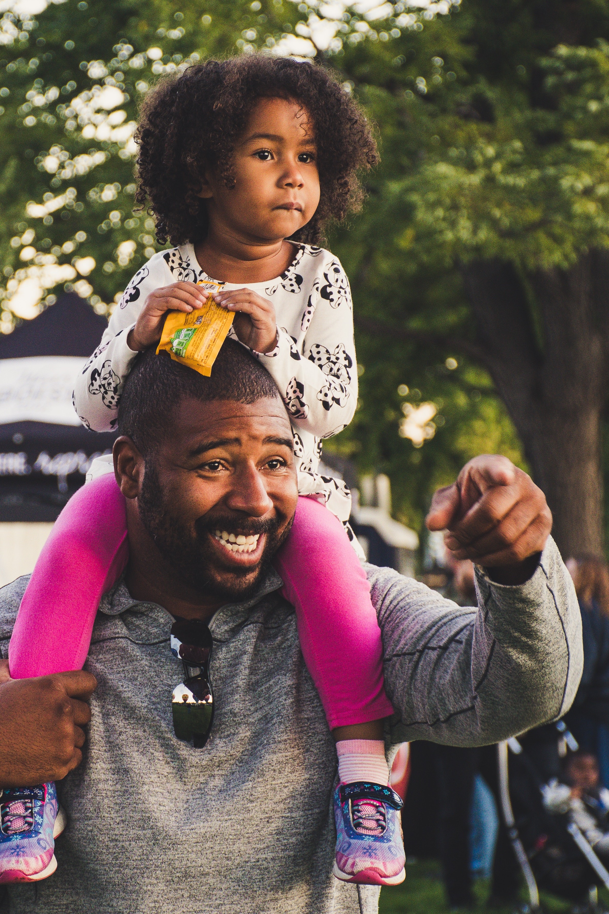 Pai carrega filha nos ombros (Foto: Brett Sayles/Pexels)