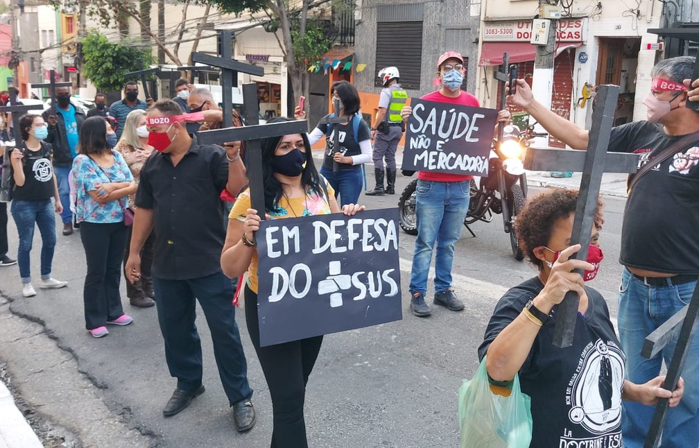 Ato das centrais sindicais na Zona Oeste de São Paulo, em memória das 100 mil vítimas da Covid-19 no Brasil. — Foto: Abraão Cruz/Tv Globo