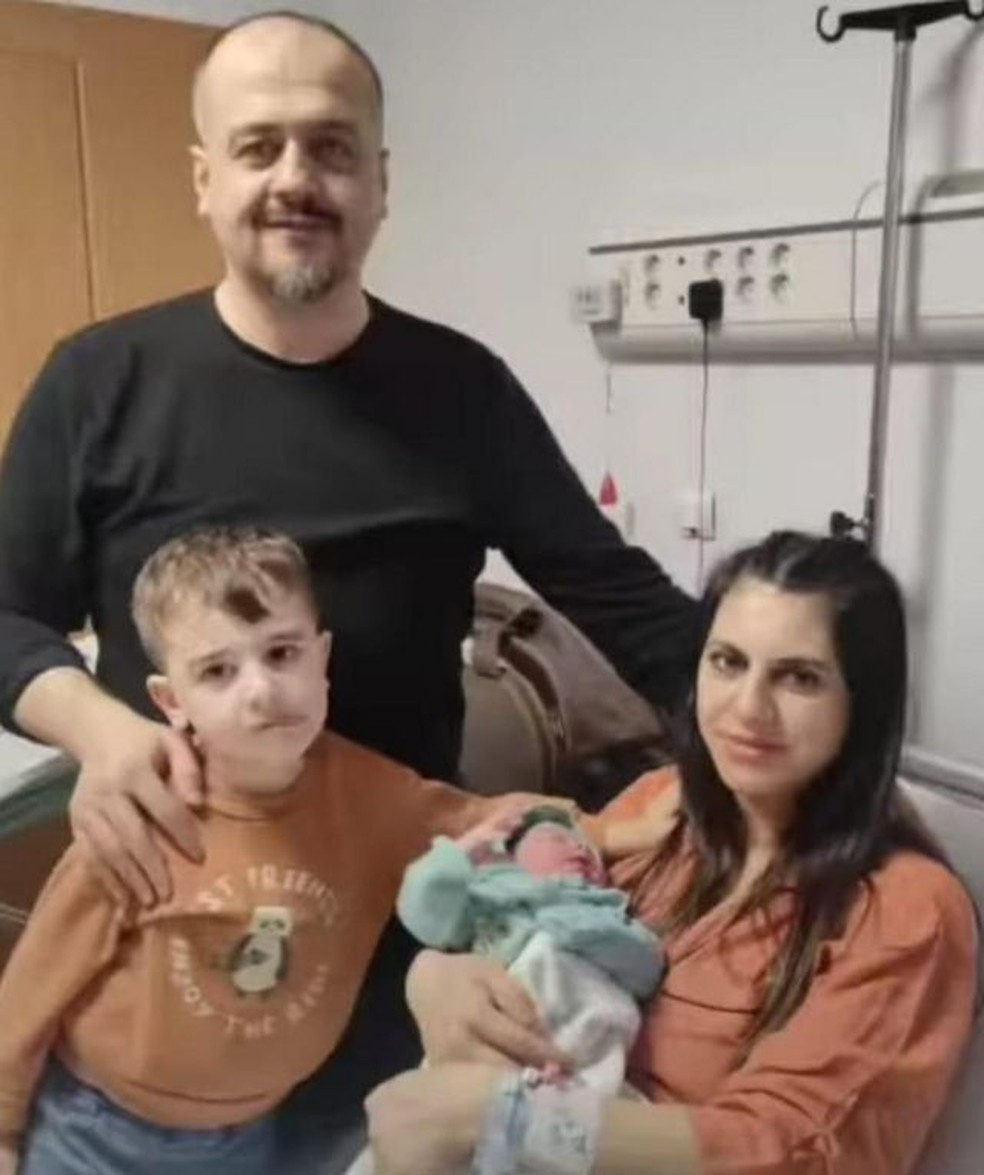 Necla reencontrou-se com seu marido, Irfan, e seu filho, Yigit Kerim — Foto: BBC