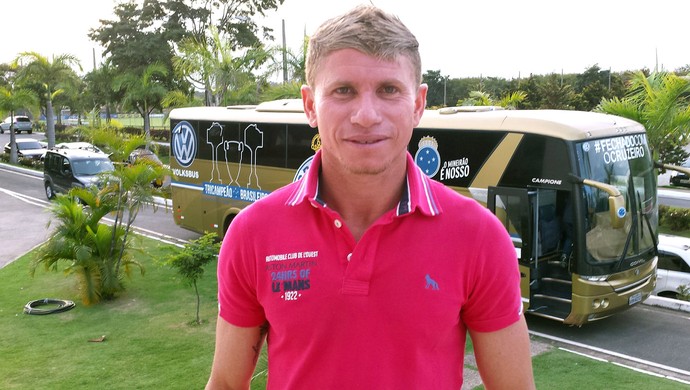 Campeão da Tríplice Coroa em 2003, Sandro visita a Toca da Raposa II
