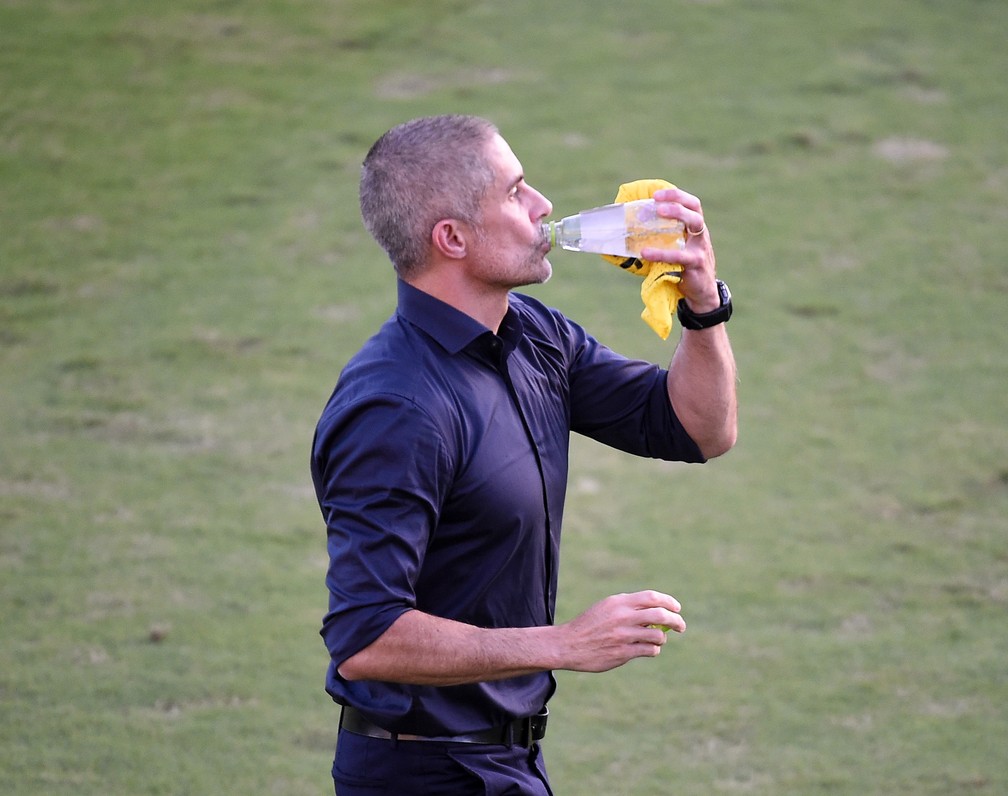 Sylvinho comenta mudanças no time e lamenta empate com um a mais: 
