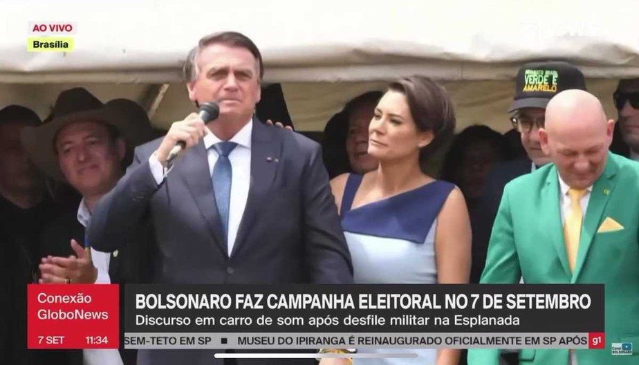 Jair Bolsonaro puxa coro de 'imbrochável' para si próprio durante desfile do Sete de Setembro