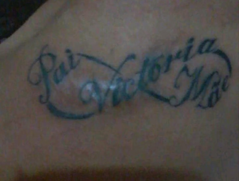 Investigadores da Polícia Civil suspeitaram sobre a identidade da vítima após verificarem que a tatuagem era igual a da mulher que supostamente havia desaparecido em Bertioga — Foto: Reprodução redes sociais