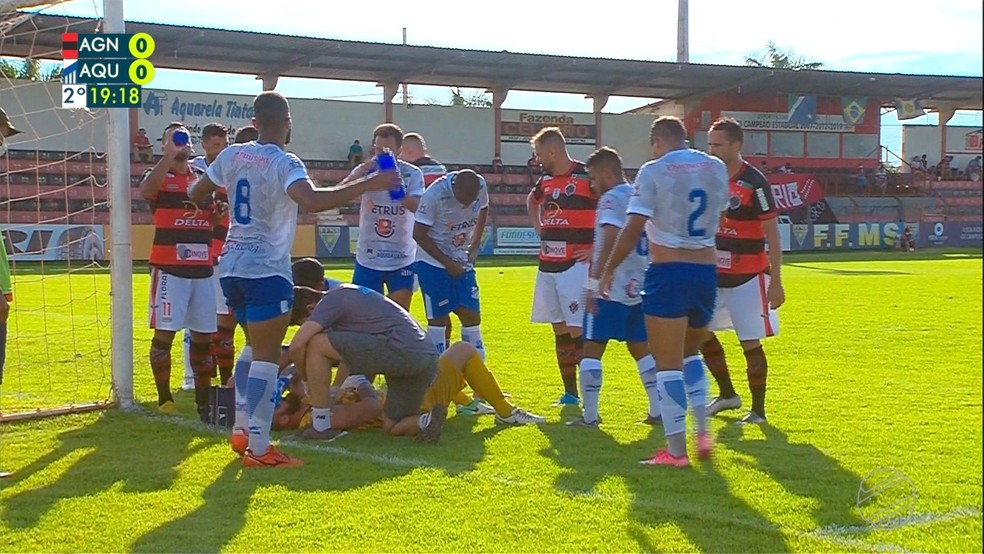 Goleiro Jota, do Aquidauanense, recebe atendimento médico. Jogo parou bastante nas duas etapas.  — Foto: TV Morena/Reprodução