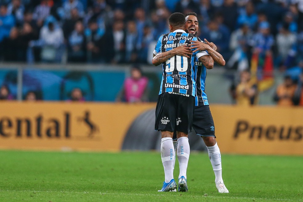 Maicon abraça André pelo primeiro gol do Grêmio — Foto: Lucas Uebel/DVG/Grêmio