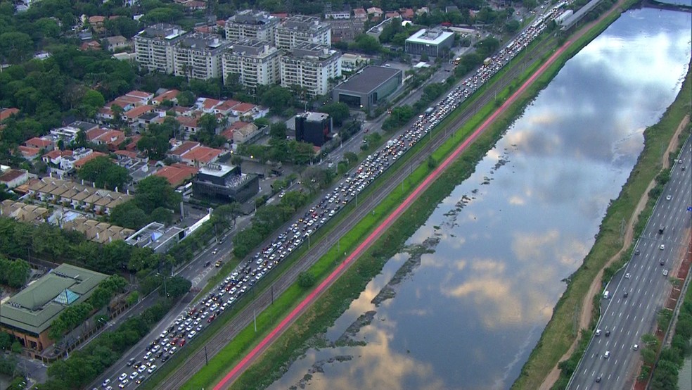 Congestionamento formado na Marginal Pinheiros, no sentido Castello Branco, após problema na pista — Foto: Reprodução/TV Globo