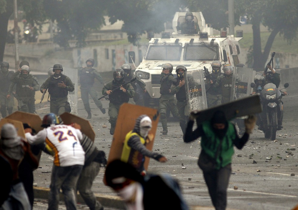 Guarda Nacional Bolivariana (GNB) enfrenta manifestantes que protestavam em Caracas, na Venezuela, em imagem de arquivo (Foto: Ariana Cubillos/AP)