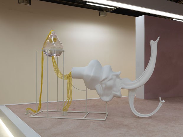 Marguerite Humeau expõe esculturas que misturam ciência e imaginação em Paris (Foto: Divulgação)