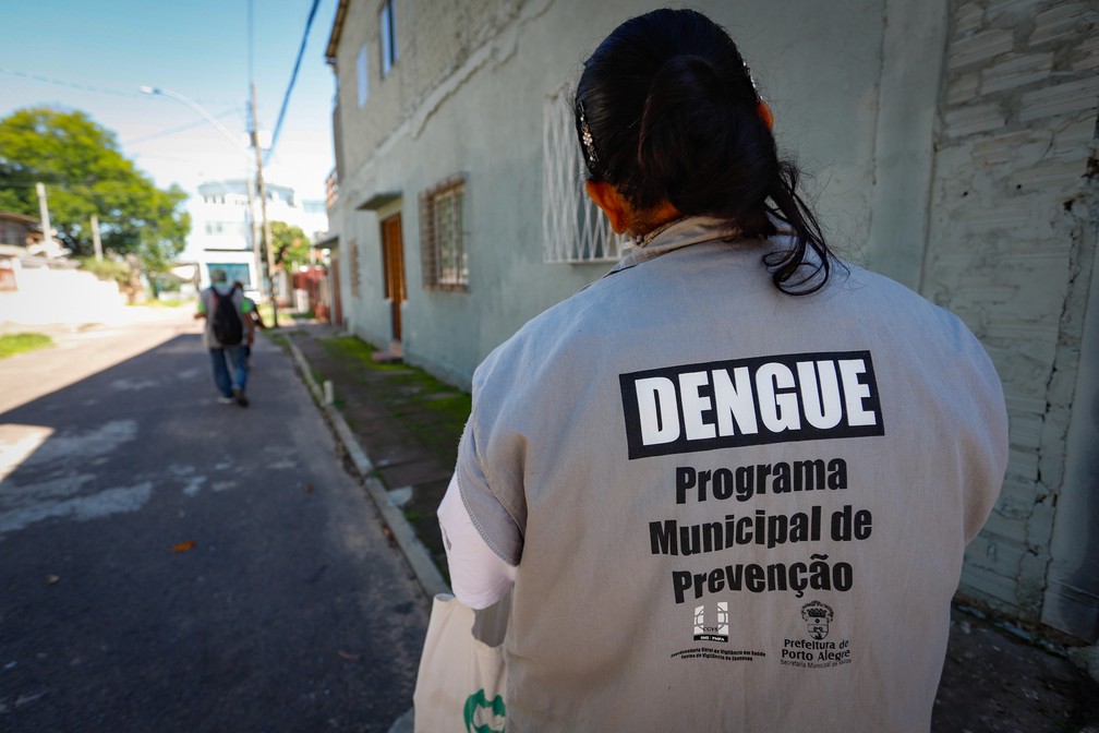 Equipe de fiscalização da dengue em Porto Alegre. — Foto: Cristine Rochol/PMPA