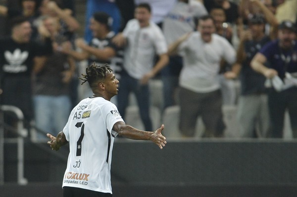 Jô espera propostas, quer ficar no Corinthians, mas diz: 