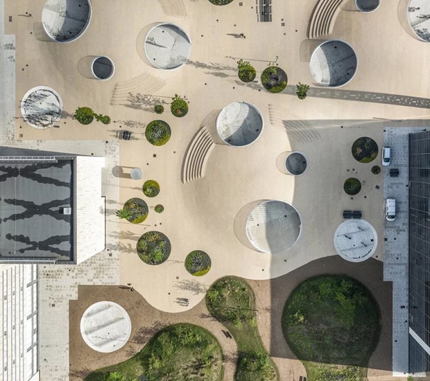 Karen Blixens Plads é um híbrido entre parque e praça, construído entre a Universidade de Copenhague e uma reserva natural (Foto: Rasmus Hjortshøj/COAST/Divulgação)