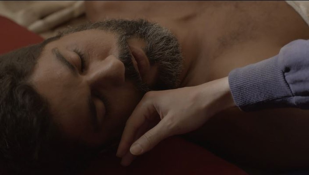 Hussein (Bruno Cabrerizo) se recupera do tiro que levou de Aziz — Foto: TV GLOBO
