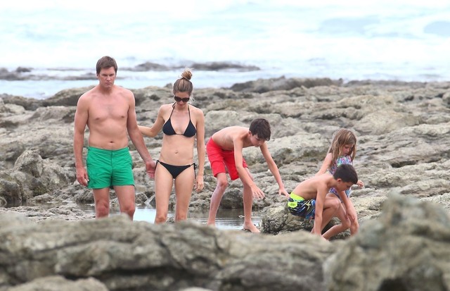 Gisele Bündchen passa férias com a família na Costa Rica (Foto: Backgrid)