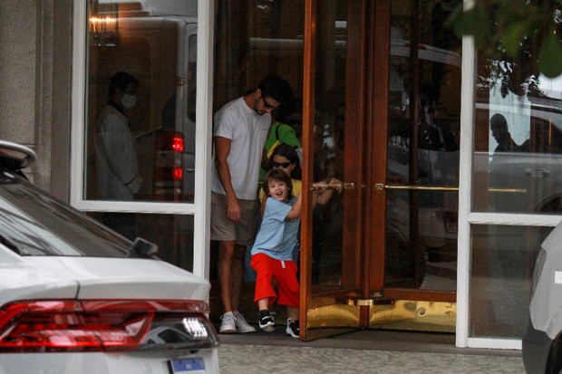 Andressa Suita levou os filhos, Gabriel e Samuel, em passeio no Rio de Janeiro (Foto: J / AGNEWS)