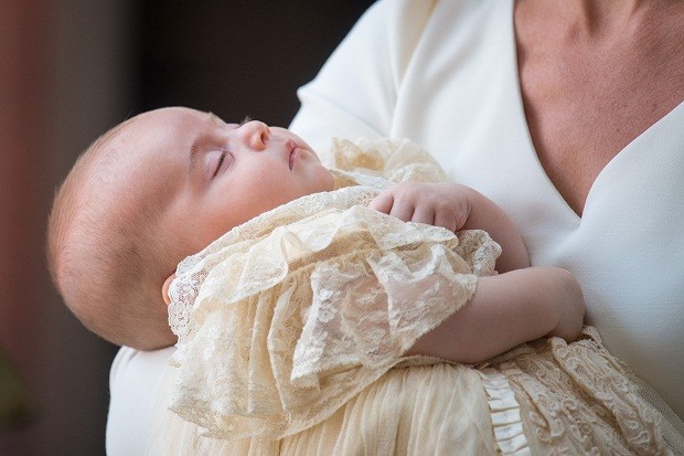 Príncipe Louis, 11 semanas, no colo da mãe, Kate Middleton (Foto: Getty Images)