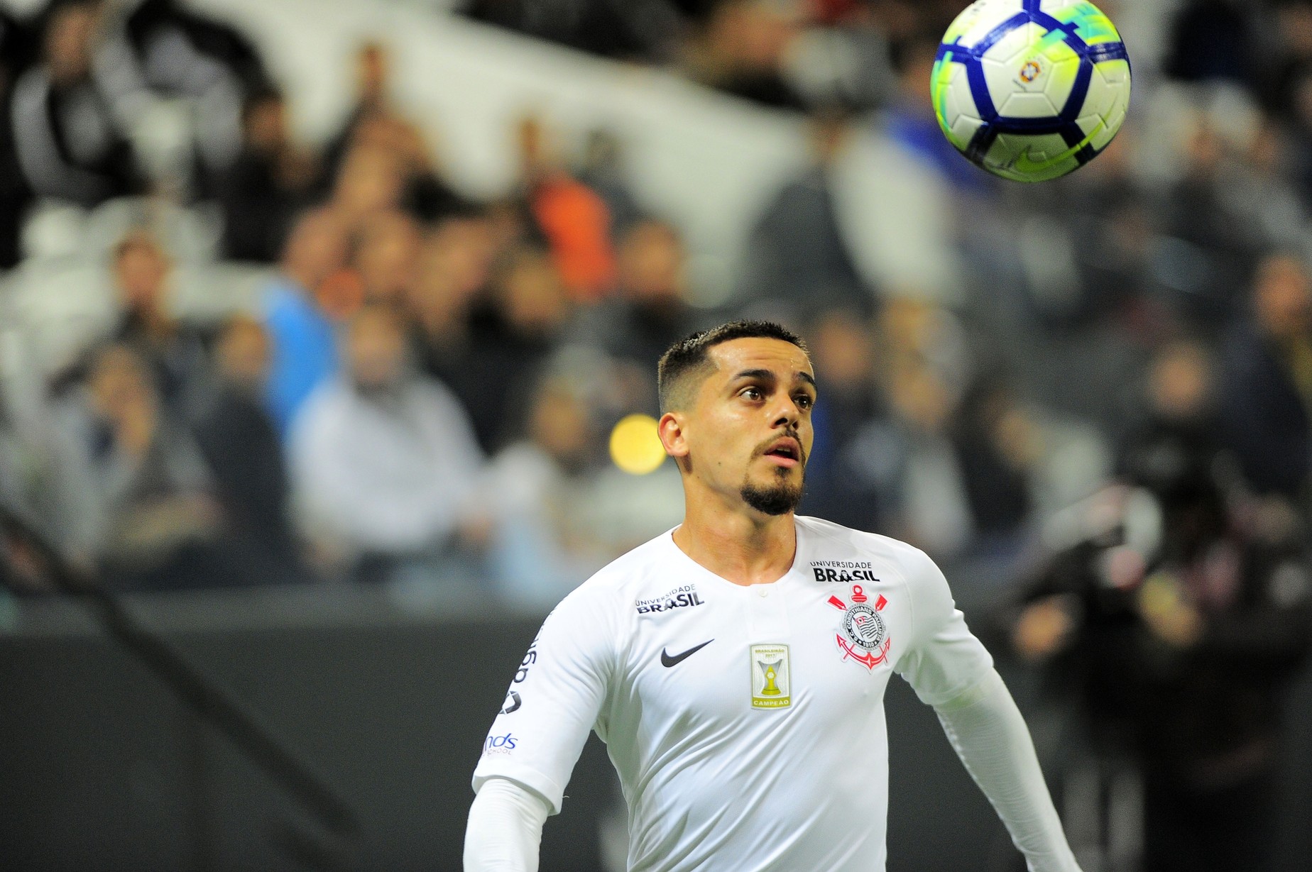 Fagner transforma ano de dificuldades, em temporada mais marcante da carreira