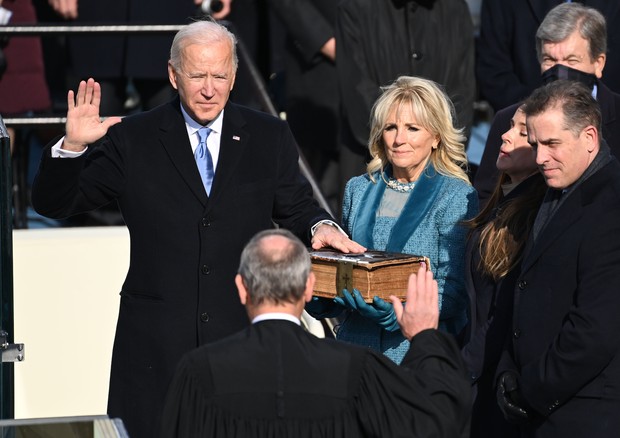 WASHINGTON, DC - JANUARY 20: US President-elect Joe Biden is sworn in as his wife Jill Biden holds the Bible during the 59th Presidential Inauguration at the U.S. Capitol on January 20, 2021 in Washington, DC. During today's inauguration ceremony Joe Bide (Foto: Getty Images)