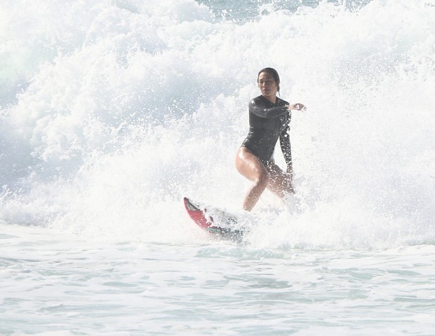 Danni Suzuki surfa em praia no Rio (Foto: Dilson Silva/Agnews)