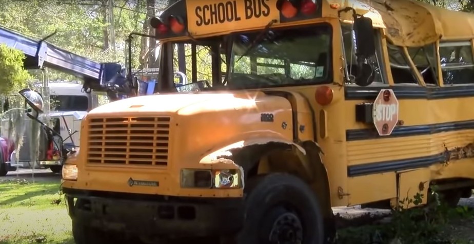 Garoto rouba ônibus escolar e provoca acidente nos Estados Unidos