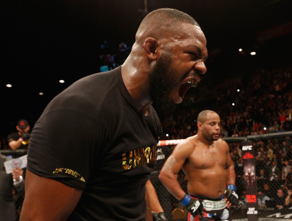 Jon Jones comemora a vitória por pontos sobre Daniel Cormier no UFC 182 — Foto: GettyImages